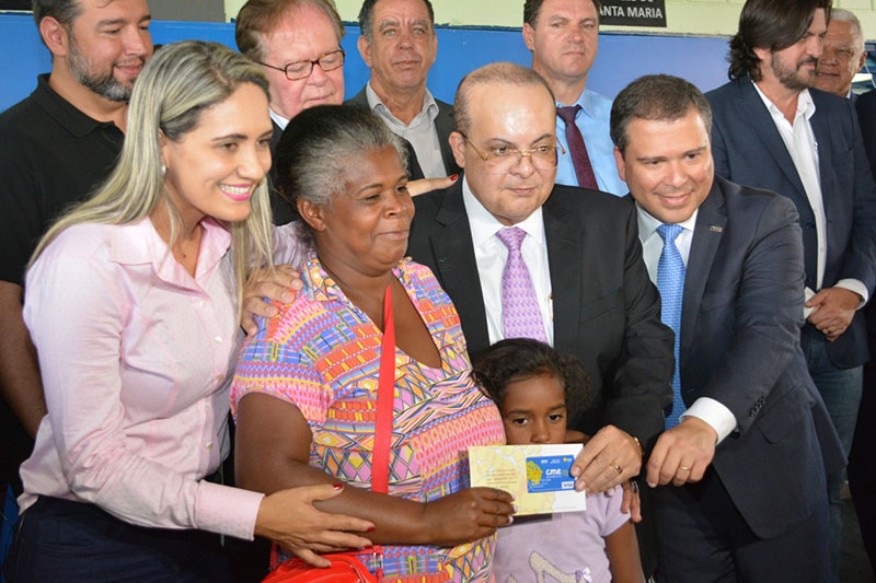 Ato no dia 29 de abril de 2019, em Santa Maria, marca entrega do Cartão Material Escolar