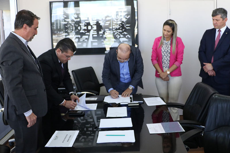 Governador assina ordem de serviço para construção do terminal rodoviário e instalação de papa-entulho em Santa Maria