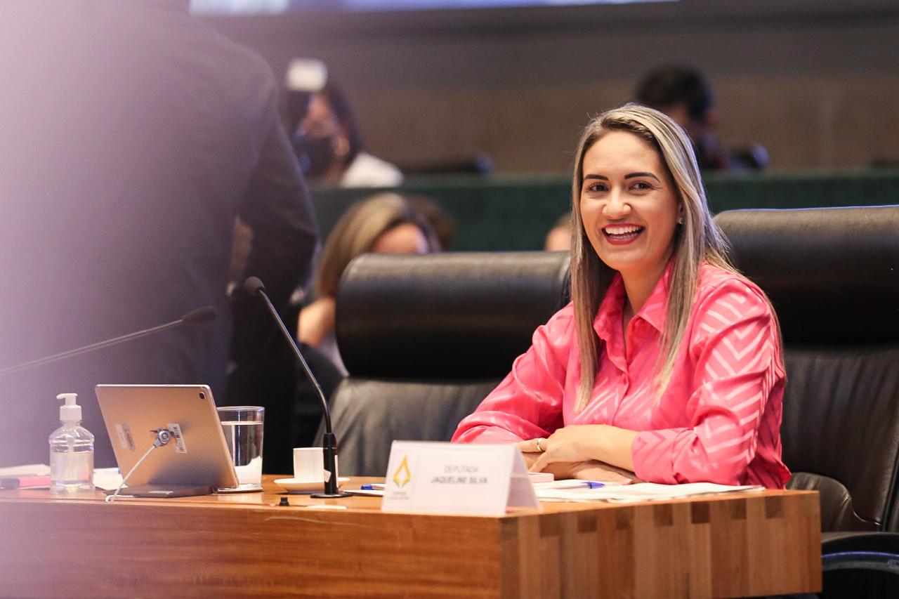 Jaqueline Silva apresenta ações em defesa das mulheres